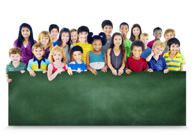 Çok ırklı çocuklar grup ile yazı tahtası