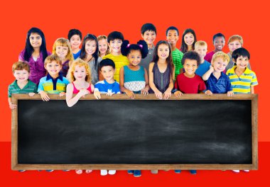 Çok ırklı çocuklar grup ile yazı tahtası