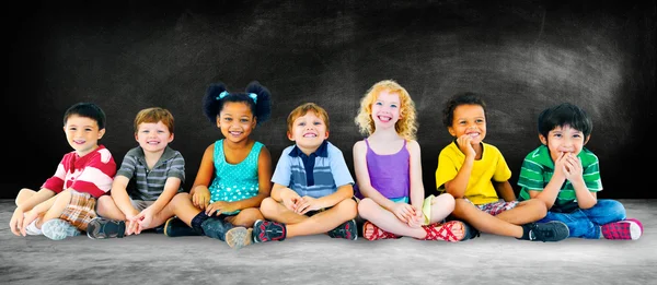 Grupo de niños multiétnicos — Foto de Stock