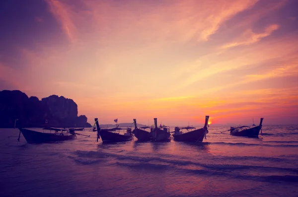 Barcos Bay em Seashore durante o pôr do sol — Fotografia de Stock