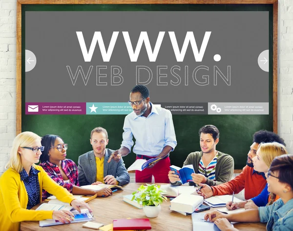 Люди обсуждают веб-дизайн — стоковое фото