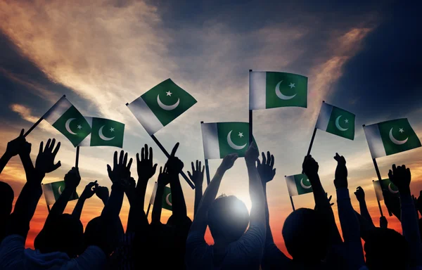 Ομάδα ανθρώπων με σημαίες του Πακιστάν — Φωτογραφία Αρχείου