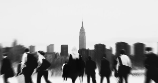 бизнесмены, гуляющие по городу