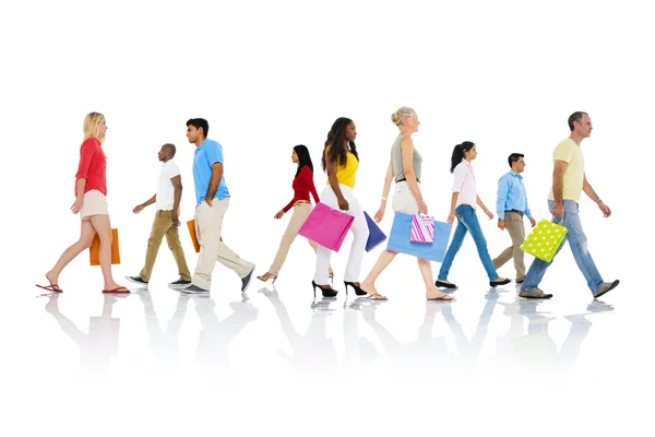 Personas multiétnicas con bolsas de compras — Foto de Stock