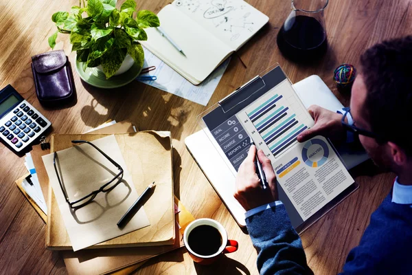 Empresário que trabalha no escritório — Fotografia de Stock