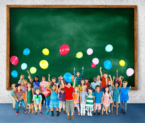 Multietniskt barngrupp med ballonger — Stockfoto