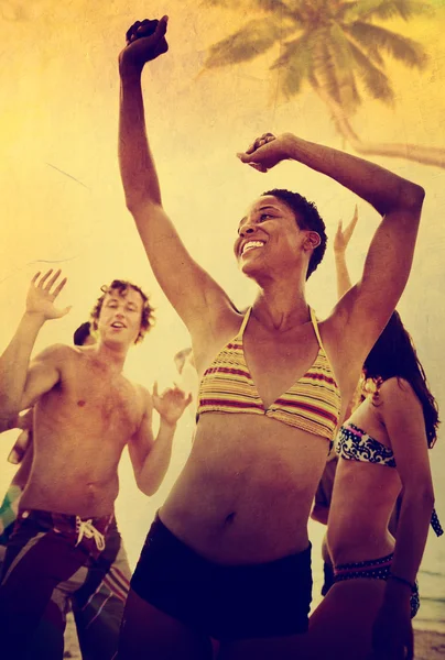 La gente celebra en una fiesta en una isla tropical — Foto de Stock