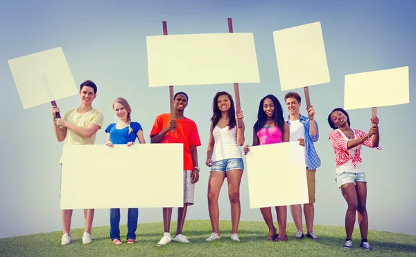 Happy Friends på fältet med rena svarta tavlor — Stockfoto