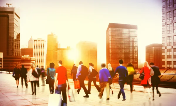 Mensen lopen in de zakenwijk — Stockfoto