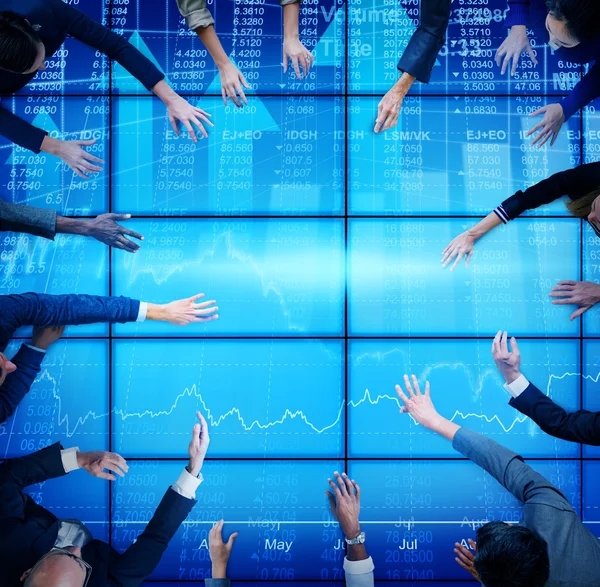 Geschäftsleute treffen Aktienmarkt-Teamkonzept — Stockfoto