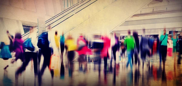 Människor är shopping i köpcentrum — Stockfoto