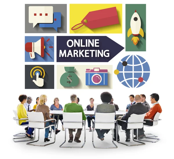Pessoas discutindo sobre Marketing Online — Fotografia de Stock