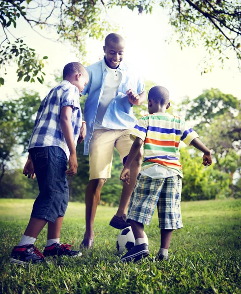 Pai brinca com crianças no futebol — Fotografia de Stock