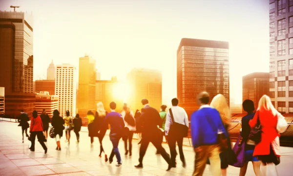Människor som vandrar i affärsdistriktet — Stockfoto