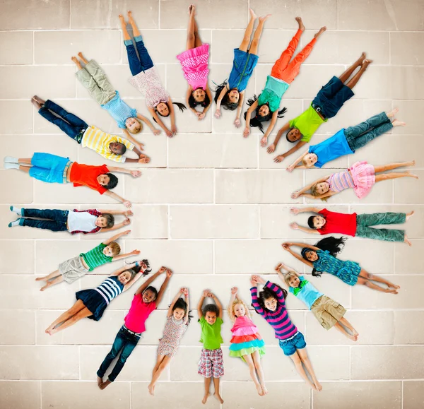 Grupo de niños multiétnicos —  Fotos de Stock