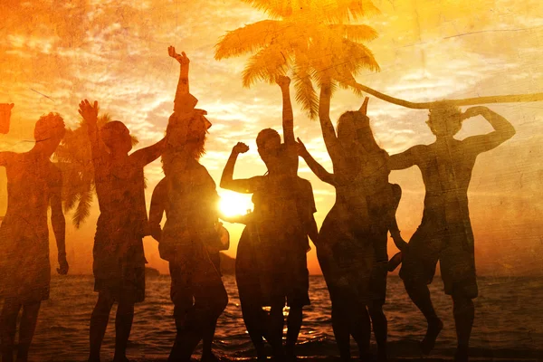 La gente festeggia ad una festa su un'isola tropicale — Foto Stock