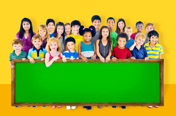 Groep van multi-etnische kinderen met blackboard — Stockfoto