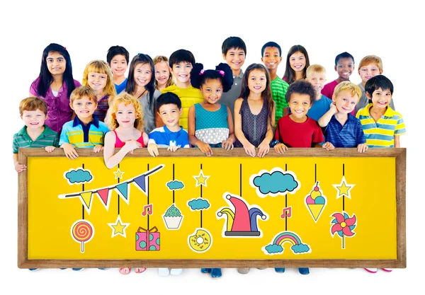 Concepto divertido con grupo de niños multiétnicos —  Fotos de Stock