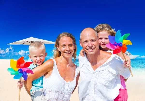 Mutlu aile tropik sahilde rahatlatıcı — Stok fotoğraf