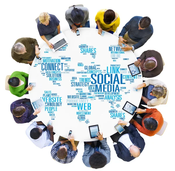 Människor och globala sociala medier nätverk koncept — Stockfoto