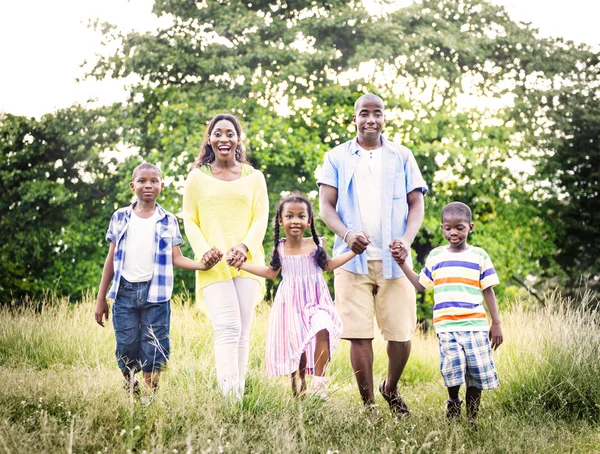 Афроамериканская семья расслабляется на природе — стоковое фото