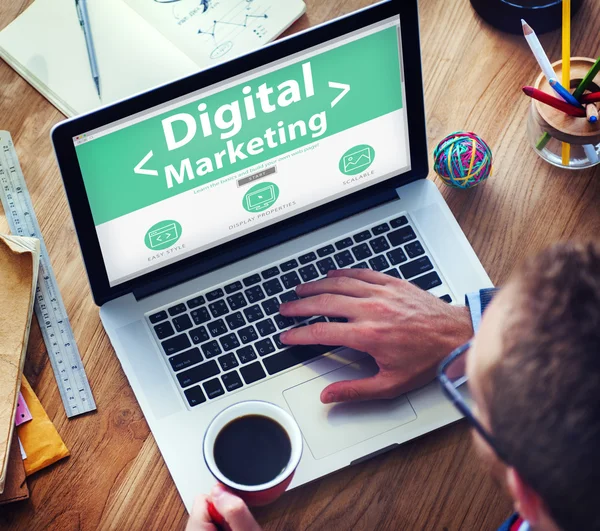 Man aan het werk op laptop met digitale marketing — Stockfoto