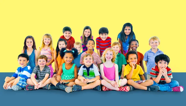 Groep van multi-etnische kinderen — Stockfoto