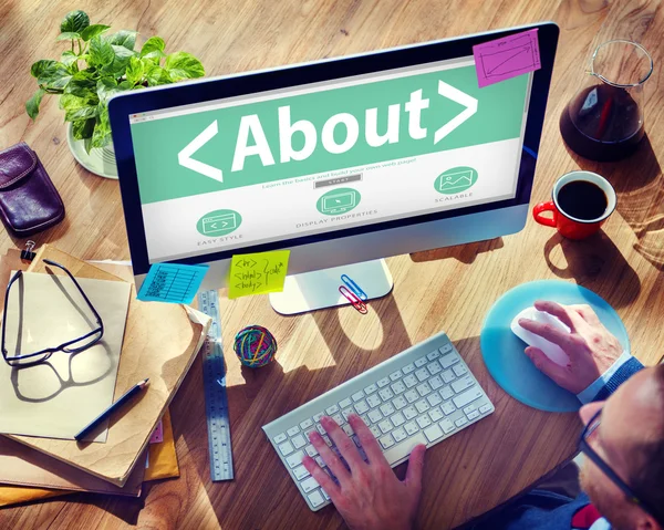 Man aan het werk op computer met over begrippen — Stockfoto