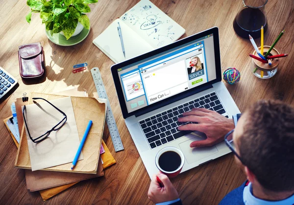 Geschäftsmann arbeitet mit Laptop — Stockfoto