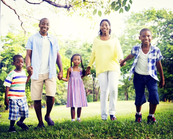 Afrikanisch-amerikanische Familie entspannt sich in der Natur — Stockfoto