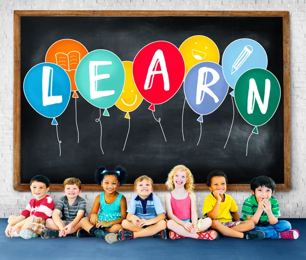 Onderwijs Concept met groep multi-etnisch kinderen — Stockfoto