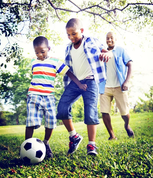 Père joue avec les enfants dans le football — Photo