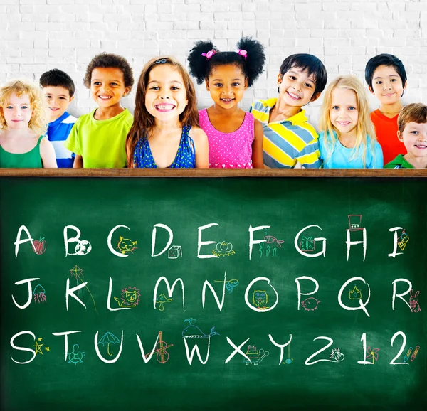 Alfabeto Inglês com Grupo de Crianças Multiétnicas — Fotografia de Stock