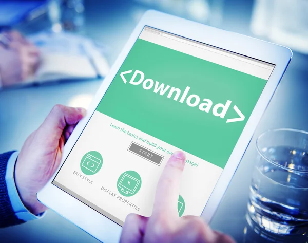 Hände halten Tablet mit Download — Stockfoto