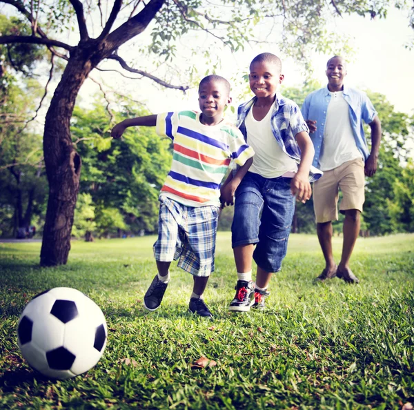 Père joue avec les enfants dans le football — Photo