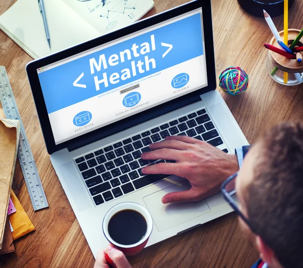 Człowiek pracuje na laptopie z zdrowia psychicznego — Zdjęcie stockowe