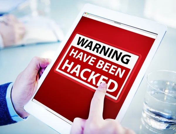 Digitales Tablet mit Warnung wurde gehackt — Stockfoto