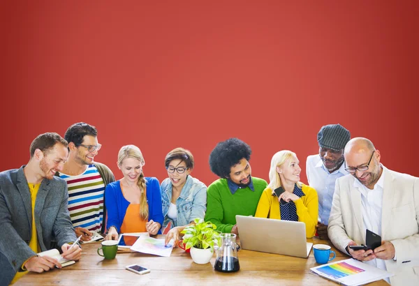 Lagarbete multietniskt människor i ett möte — Stockfoto