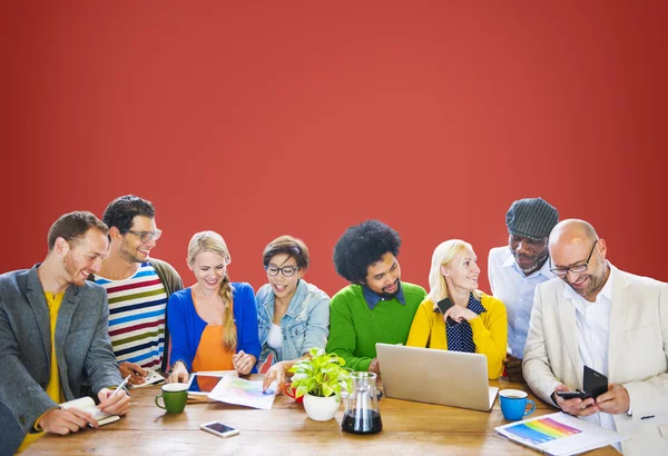 Trabalho em equipe de pessoas multiétnicas em um encontro — Fotografia de Stock