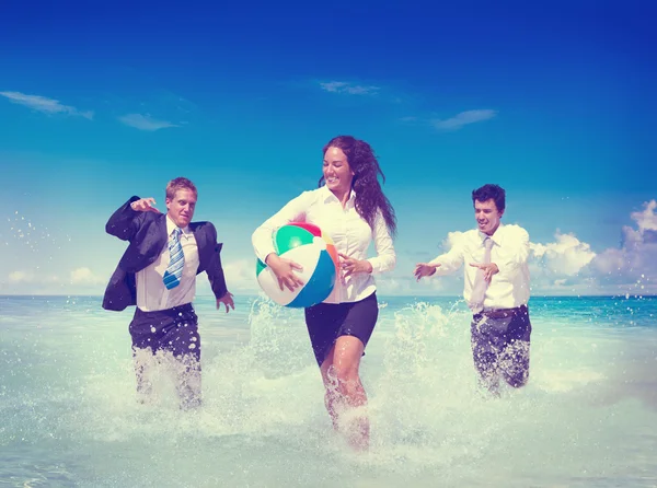 Ludzie biznesu w wodzie na plaży — Zdjęcie stockowe