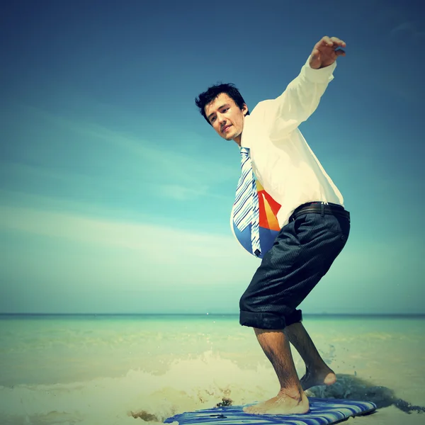 Biznesmen Surfing na morzu — Zdjęcie stockowe