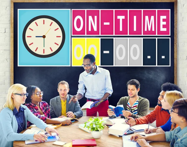 Persone che discutono di On Time — Foto Stock