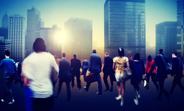 Ludzie chodzą w dzielnicy biznesowej — Zdjęcie stockowe