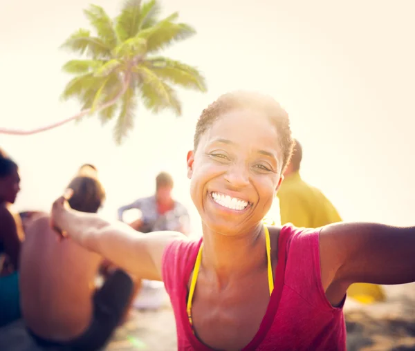 Mensen vieren op een feestje op een tropisch eiland — Stockfoto