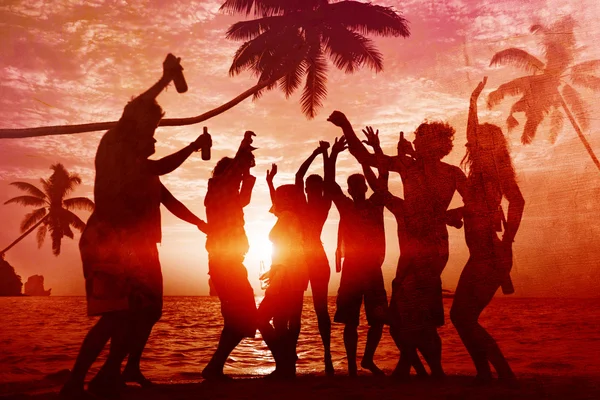 Menschen feiern auf einer Party auf einer tropischen Insel — Stockfoto