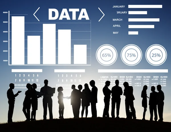 Personas por debajo del gráfico analítico —  Fotos de Stock