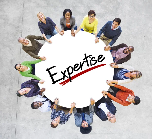 Menschen rund um Expertise Wort — Stockfoto