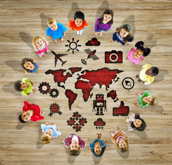 Grupo Multiétnico de Niños con Mapa del Mundo — Foto de Stock