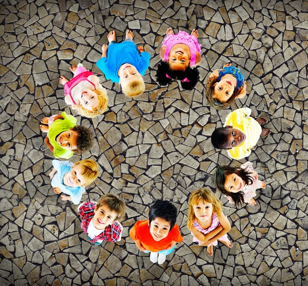 Groep van multi-etnische kinderen — Stockfoto