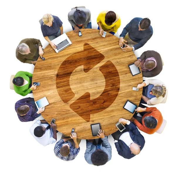 Empresários em reunião com símbolo — Fotografia de Stock